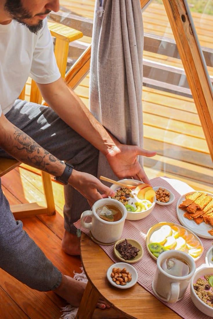 Desayuno Kairos servido en el deck con vista a las sierras