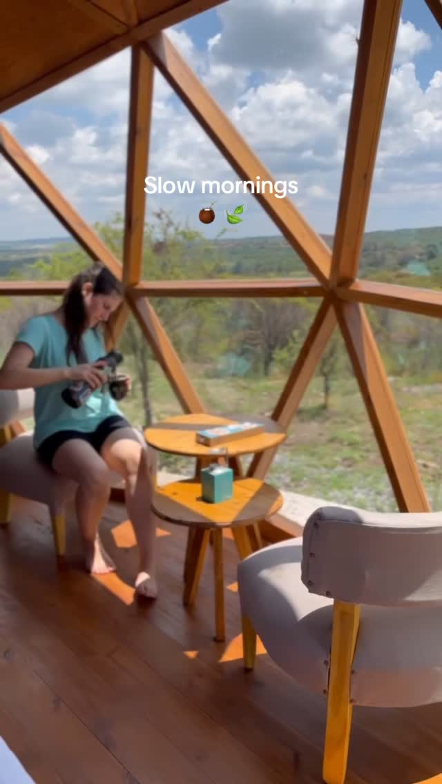 Interior de un domo Kairos con vista a las sierras