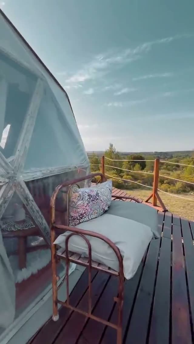 Deck privado con sillón y vista a las sierras