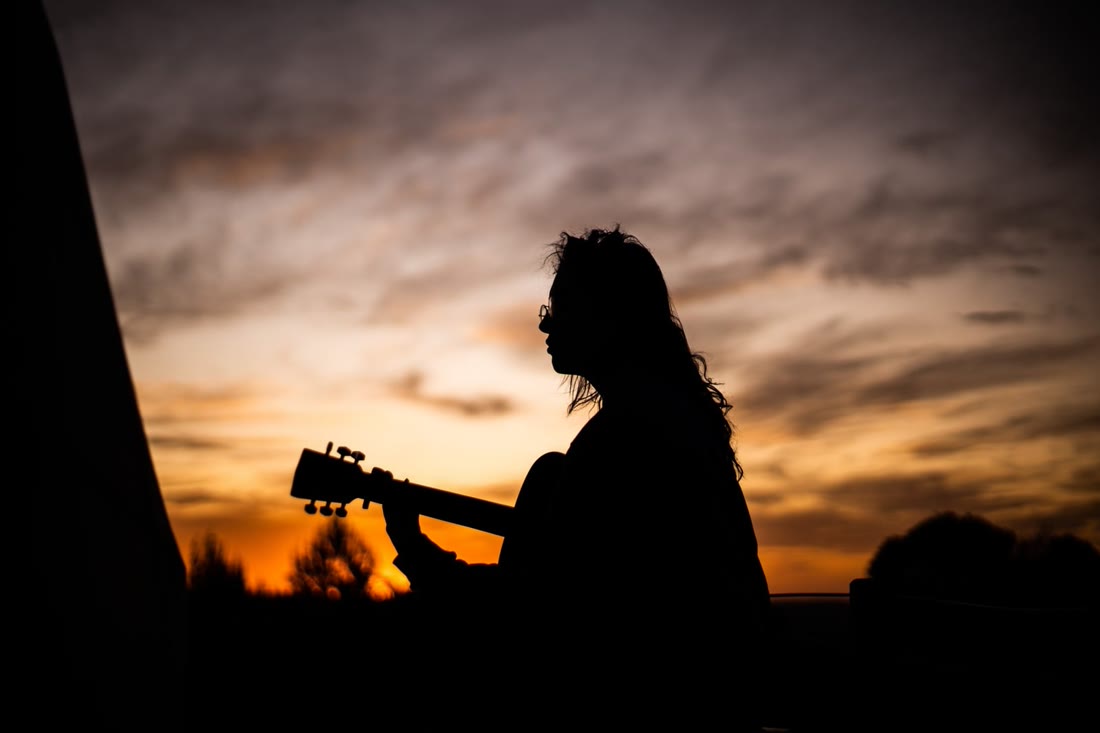 Atardecer serrano con guitarra