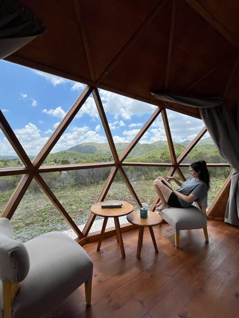 Leyendo dentro del domo con vista a las sierras