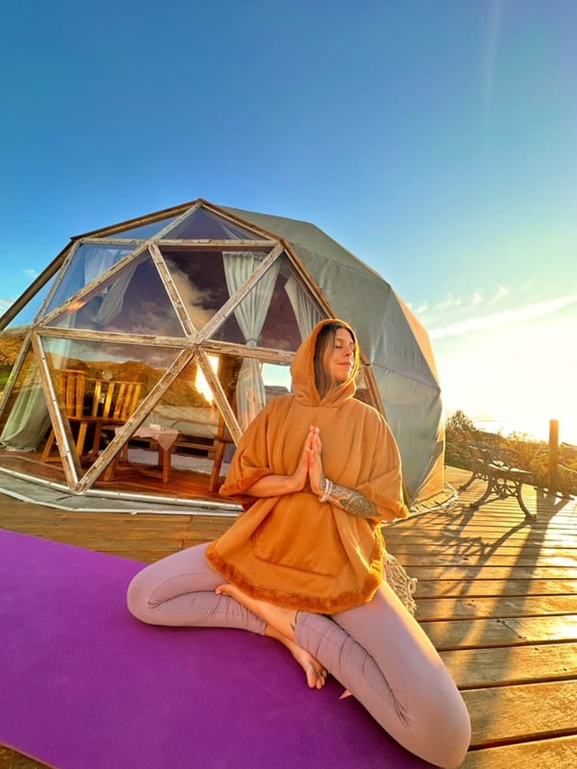 Yoga en el deck al atardecer frente al domo
