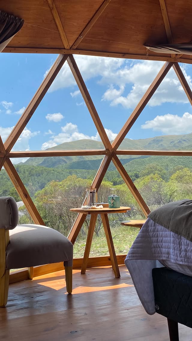 Interior del domo con vista a la montaña