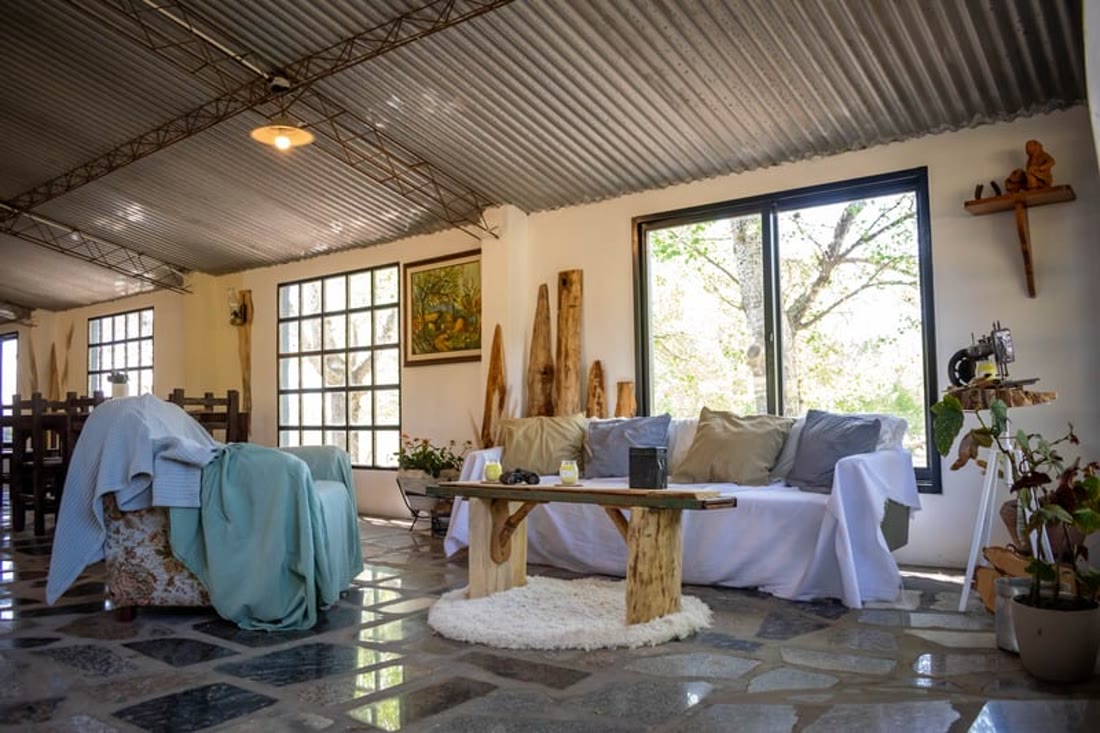 Sala de estar del quincho con grandes ventanales